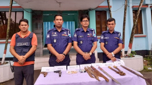 অস্ত্রসহ ৭ ডাকাত গ্রেপ্তার
