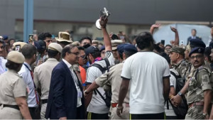 শিরোপা নিয়ে দেশে ফিরলেন রোহিতরা 