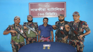 কোটি টাকার সোনার বারসহ পাচারকারী আটক
