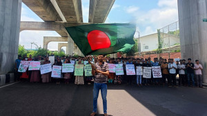 শেকৃবিতে চলছে বাংলা ব্লকেড, আগারগাঁও মোড় অবরোধ