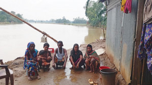 ‘ভাঙনের ডরে ঘুম আহে না’