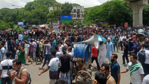 রাজধানীতে সড়ক অবরোধ আন্দোলনকারী শিক্ষার্থীদের
