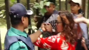 শিক্ষার্থীকে রক্ষা করতে গিয়ে পুলিশের ধাক্কায় আহত ঢাবি শিক্ষক