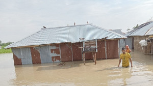 বিশুদ্ধ পানি ও খাবার সংকটে বানভাসিরা