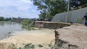 সংযোগ সড়ক ভেঙে যোগাযোগ বিচ্ছিন্ন লক্ষাধিক মানুষ