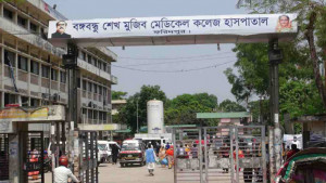 ফরিদপুর মেডিকেলে ফটো সাংবাদিককে আটকে রেখে নাজেহাল