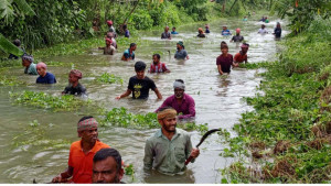 স্বেচ্ছাশ্রমে খাল পরিষ্কার, ব্যবস্থা  হলো সেচের