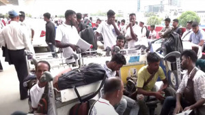 সংসারে আলো ফেরাতে অন্ধকারে ডুবছেন তারা