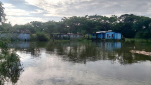 ভেলা নৌকায় চলাচল ১৫ পরিবারের