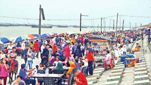 দখলে শ্রীহীন পতেঙ্গা সৈকত