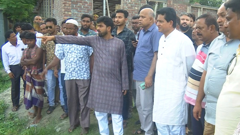 ফরিদপুরে নদী ভাঙনে ক্ষতিগ্রস্ত পরিবারের মাঝে আর্থিক সহায়তা এ. কে. আজাদের ফরিদপুরে নদী ভাঙনে ক্ষতিগ্রস্ত পরিবারের মাঝে আর্থিক সহায়তা এ. কে. আজাদের