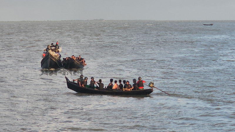 নাফ নদে ভাসছে মিয়ানমারের বিজিপি বহনকারী ট্রলার নাফ নদে ভাসছে মিয়ানমারের বিজিপি বহনকারী ট্রলার