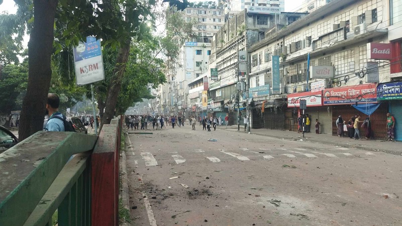 চাঁনখারপুল এলাকায় ৩ শিক্ষার্থী গুলিবিদ্ধ চাঁনখারপুল এলাকায় ৩ শিক্ষার্থী গুলিবিদ্ধ