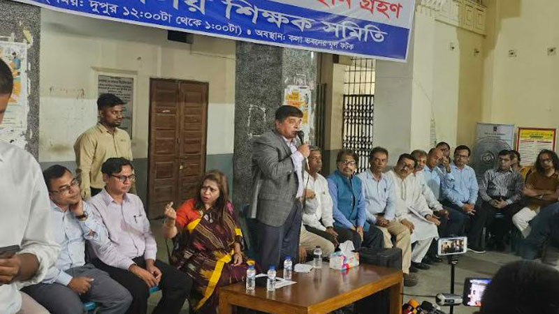 জরুরি সনদ-নম্বরপত্র তুলতে না পারা শিক্ষার্থীরা বিপাকে জরুরি সনদ-নম্বরপত্র তুলতে না পারা শিক্ষার্থীরা বিপাকে