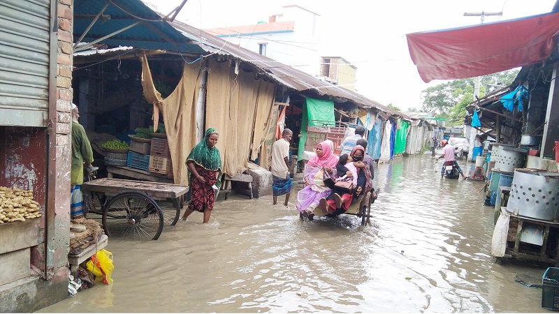ডুমুরিয়ায় জোয়ারের পানিতে তলিয়ে গেছে বাজার-বাড়িঘর ডুমুরিয়ায় জোয়ারের পানিতে তলিয়ে গেছে বাজার-বাড়িঘর