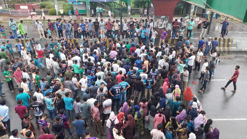 পুলিশের বাধা উপেক্ষা করে ঢাকা-আরিচা মহাসড়ক অবরোধ জাবি শিক্ষার্থীদের পুলিশের বাধা উপেক্ষা করে ঢাকা-আরিচা মহাসড়ক অবরোধ জাবি শিক্ষার্থীদের
