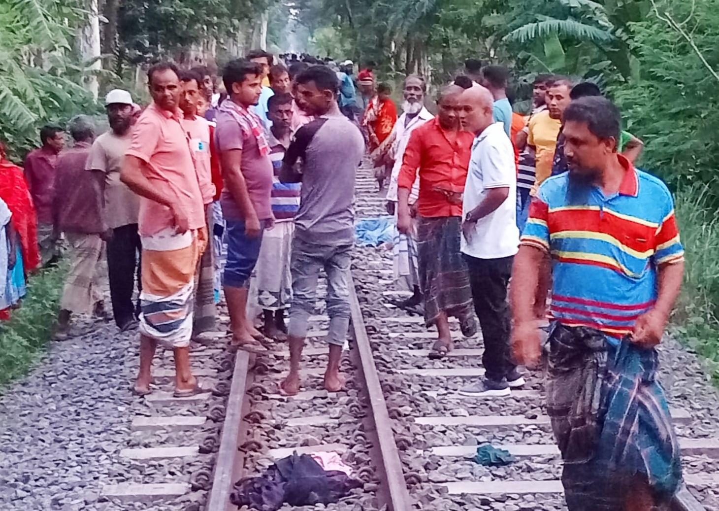 জয়পুরহাটে ট্রেনের ধাক্কায় মা-ছেলের মৃত্যু জয়পুরহাটে ট্রেনের ধাক্কায় মা-ছেলের মৃত্যু