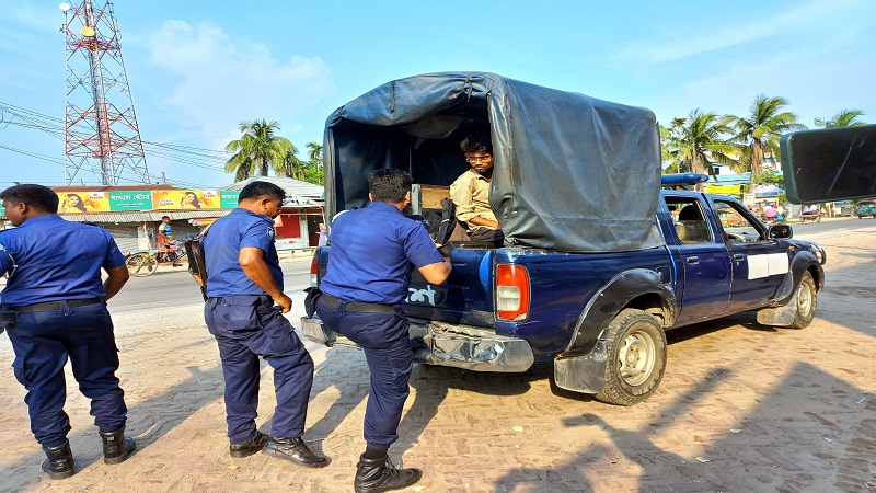 খোকসায় কোটা আন্দোলনকারী সন্দেহে ১৮ শিক্ষার্থী আটক খোকসায় কোটা আন্দোলনকারী সন্দেহে ১৮ শিক্ষার্থী আটক