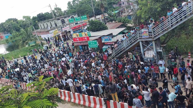 কুমিল্লায় শিক্ষার্থীদের সঙ্গে পুলিশ-বিজিবির সংঘর্ষ, আহত বেশ কয়েকজন কুমিল্লায় শিক্ষার্থীদের সঙ্গে পুলিশ-বিজিবির সংঘর্ষ, আহত বেশ কয়েকজন
