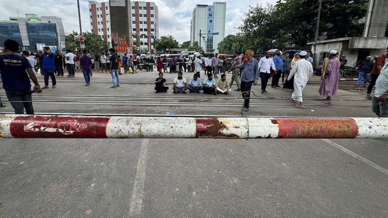 মহাখালী রেলক্রসিংয়ে শিক্ষার্থীদের অবরোধ মহাখালী রেলক্রসিংয়ে শিক্ষার্থীদের অবরোধ