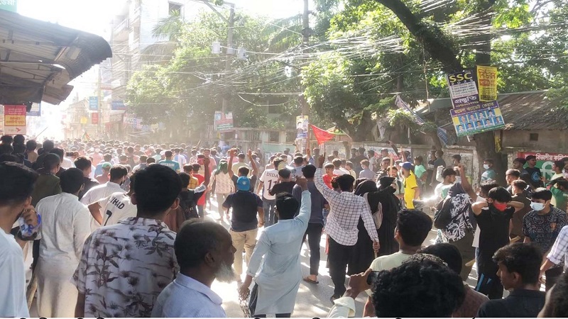 নরসিংদীতে সংঘর্ষে স্কুলশিক্ষার্থী নিহত, আহত শতাধিক নরসিংদীতে সংঘর্ষে স্কুলশিক্ষার্থী নিহত, আহত শতাধিক