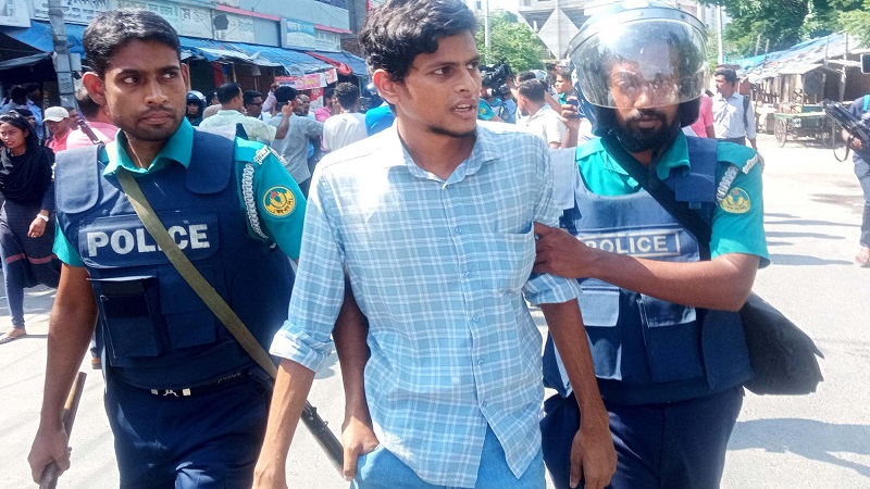 চার রাবি শিক্ষার্থীসহ ১২ জনকে আটক করেছে পুলিশ চার রাবি শিক্ষার্থীসহ ১২ জনকে আটক করেছে পুলিশ
