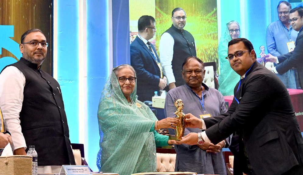বঙ্গবন্ধু শেখ মুজিব রপ্তানি ট্রফি পেল রিফাত গার্মেন্টস বঙ্গবন্ধু শেখ মুজিব রপ্তানি ট্রফি পেল রিফাত গার্মেন্টস