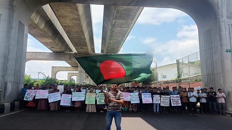 আগারগাঁও মোড়ে শেকৃবি শিক্ষার্থীদের অবরোধ আগারগাঁও মোড়ে শেকৃবি শিক্ষার্থীদের অবরোধ