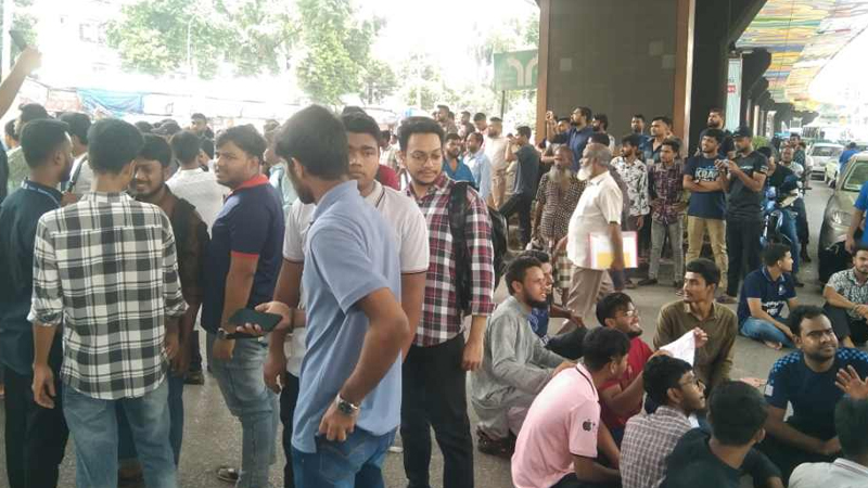 শাহবাগ মোড়ে শিক্ষার্থীদের অবরোধ, সড়ক অচল শাহবাগ মোড়ে শিক্ষার্থীদের অবরোধ, সড়ক অচল