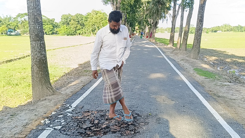 পায়ের ঘসাতেই উঠে যাচ্ছে সড়কের কার্পেটিং পায়ের ঘসাতেই উঠে যাচ্ছে সড়কের কার্পেটিং