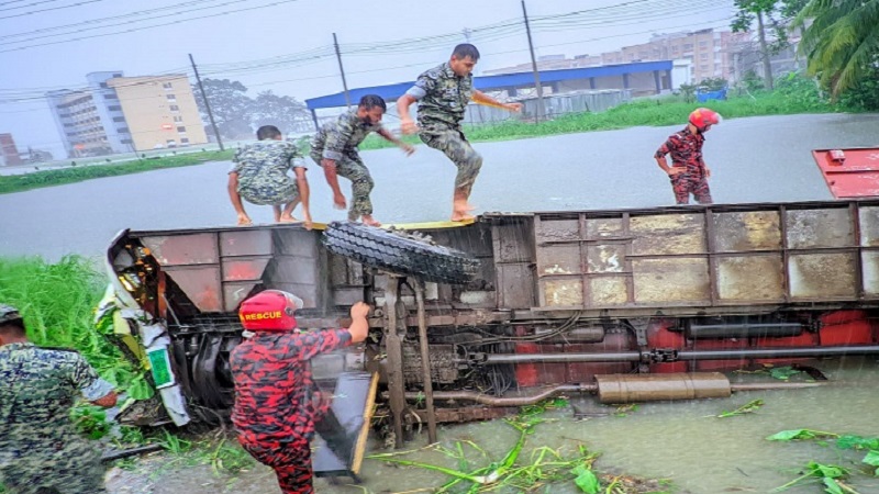 বাস পুকুরে, পুলিশের তৎপরতায় রক্ষা পেলেন ২৫ যাত্রী বাস পুকুরে, পুলিশের তৎপরতায় রক্ষা পেলেন ২৫ যাত্রী