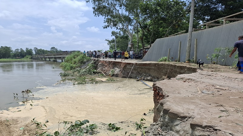 সংযোগ সড়ক ভেঙে যোগাযোগ বিচ্ছিন্ন লক্ষাধিক মানুষ সংযোগ সড়ক ভেঙে যোগাযোগ বিচ্ছিন্ন লক্ষাধিক মানুষ