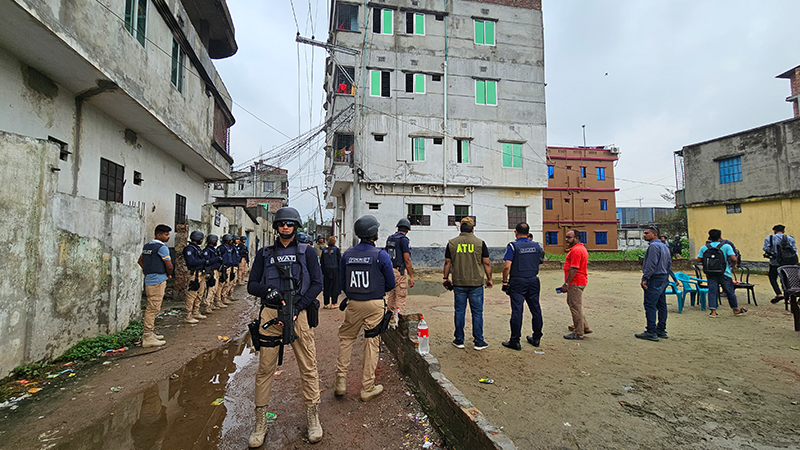 জঙ্গি সন্দেহে রূপগঞ্জে বাড়ি ঘিরে রেখেছে পুলিশ জঙ্গি সন্দেহে রূপগঞ্জে বাড়ি ঘিরে রেখেছে পুলিশ