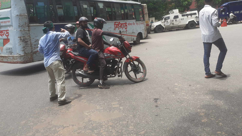 মোটরসাইকেল চলাচলেও বাধার অভিযোগ মোটরসাইকেল চলাচলেও বাধার অভিযোগ