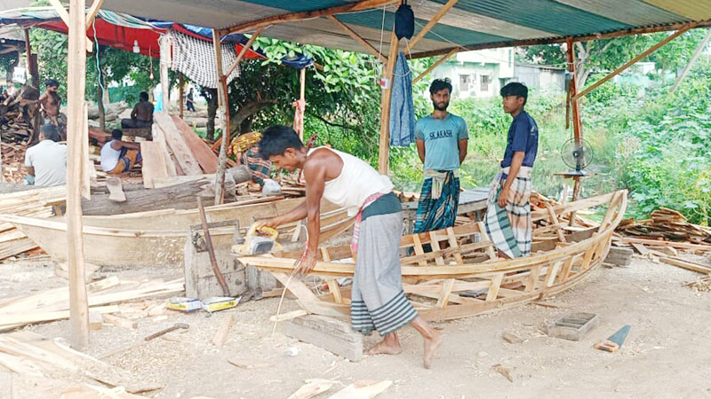 বর্ষায় ডুবছে চরাঞ্চল, ব্যস্ততা বাড়ছে নৌকার কারিগরদের বর্ষায় ডুবছে চরাঞ্চল, ব্যস্ততা বাড়ছে নৌকার কারিগরদের