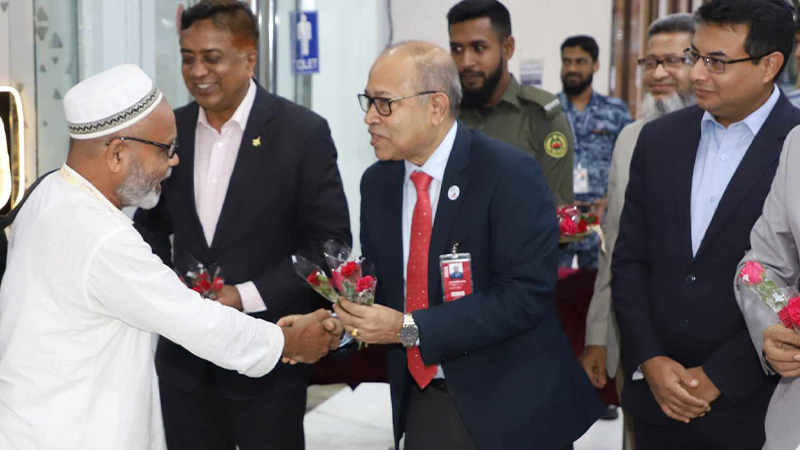 প্রথম ফ্লাইটে দেশে ফিরলেন ৪১৯ হাজি প্রথম ফ্লাইটে দেশে ফিরলেন ৪১৯ হাজি