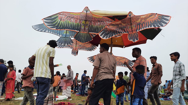 তুলশীগঙ্গার তীরে ঘুড়ির মেলা তুলশীগঙ্গার তীরে ঘুড়ির মেলা