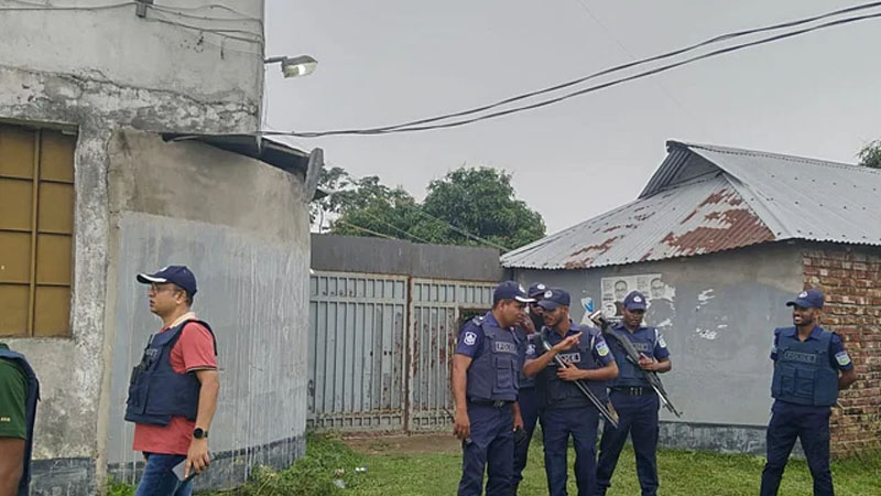 নেত্রকোনায় জঙ্গি আস্তানা সন্দেহে বাড়ি ঘিরে রেখেছে পুলিশ নেত্রকোনায় জঙ্গি আস্তানা সন্দেহে বাড়ি ঘিরে রেখেছে পুলিশ