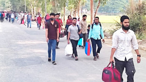পাটুরিয়া-আরিচা ঘাটে উপচেপড়া ভিড়