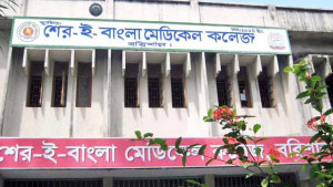 বকশিশ না দেওয়ায় কলেজছাত্রীর কান ফাটাল পরিচ্ছন্নতাকর্মী