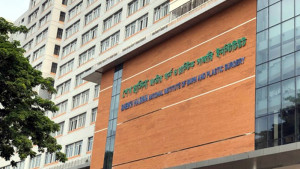 এসি বিস্ফোরণে শিশুসহ পরিবারের চারজন দগ্ধ