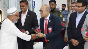 প্রথম ফ্লাইটে দেশে ফিরলেন ৪১৯ হাজি