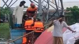 বৈদ্যুতিক টাওয়ারে মানসিক ভারসাম্যহীন যুবক, বিদ্যুৎ বিচ্ছিন্ন ৩ উপজেলা