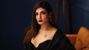 গভীর রাতে রাস্তায় জনতার তোপের মুখে রাবিনা