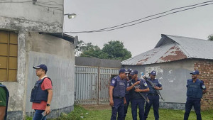নেত্রকোনায় জঙ্গি আস্তানা সন্দেহে বাড়ি ঘিরে রেখেছে পুলিশ