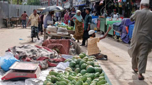 হজক্যাম্প-থার্ড টার্মিনাল আন্ডারপাস নির্মাণ: হকারদের দখলে ফুটপাত, ভোগান্তি