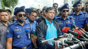 পুকুরে জাল ফেলে মোবাইল খুঁজছে ডিবি