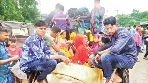 ফিরতেও গলাকাটা ভাড়া, পথে পথে ভোগান্তি