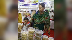 ফল মেলায় কৃষক নেই, দোকানির আধিক্য