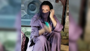 বিয়ের দাবিতে প্রেমিকের বাড়িতে এক সন্তানের জননীর অনশন